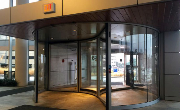 Wisconsin hospitals use Boon Edam revolving doors in double entrance solution