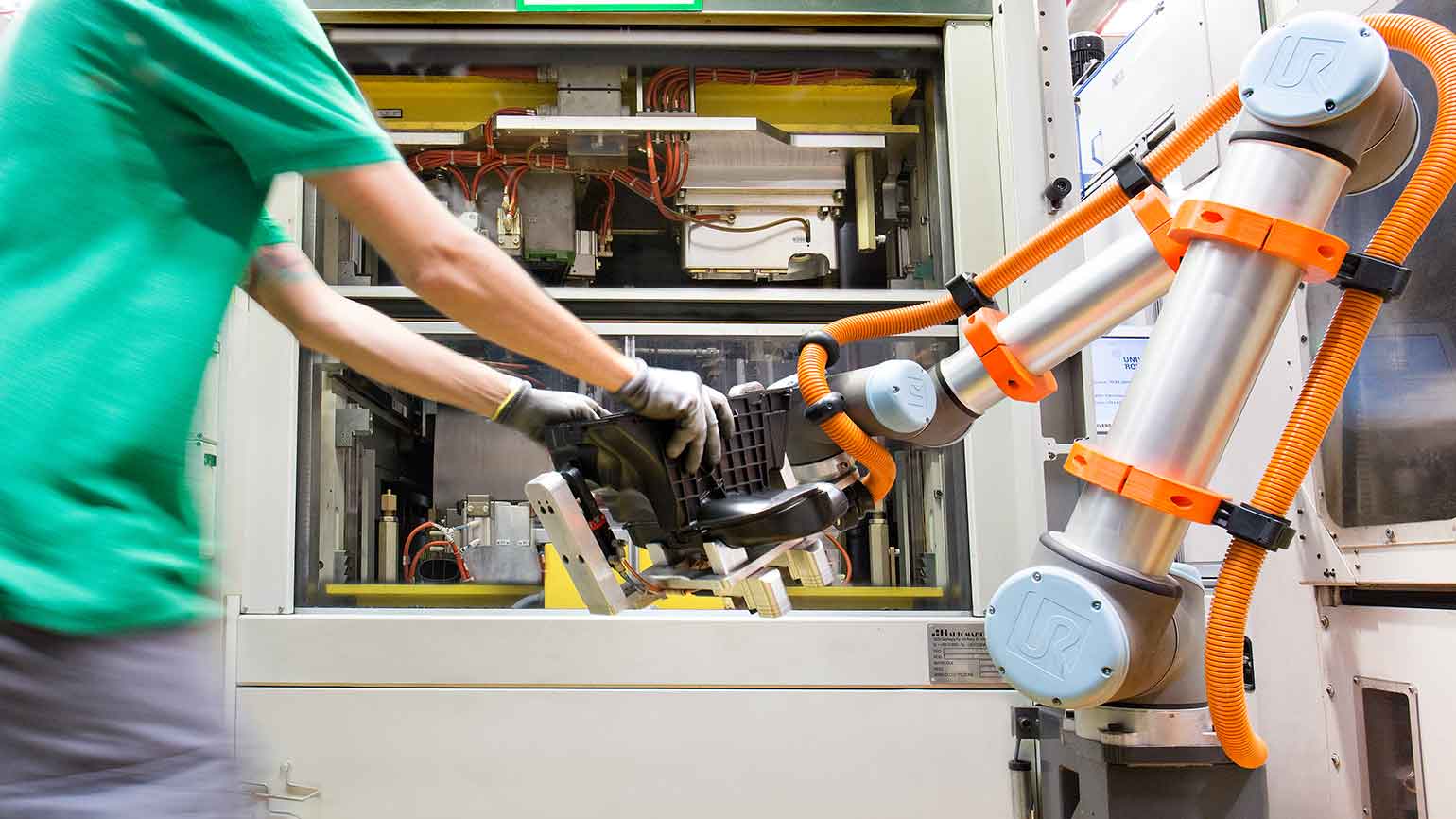 Safety sensors create harmonized workspaces for robots and humans