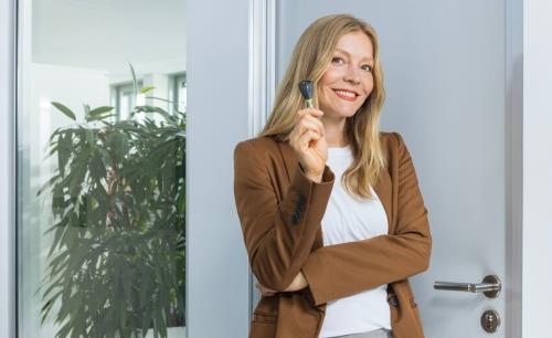 Flexible access management with a digital locking system powered by smart keys and energy-harvesting technology