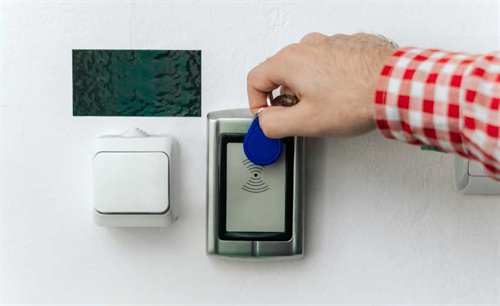 Simplifying biometric access control: Deploying flexible authentication and overcoming legacy migration challenges