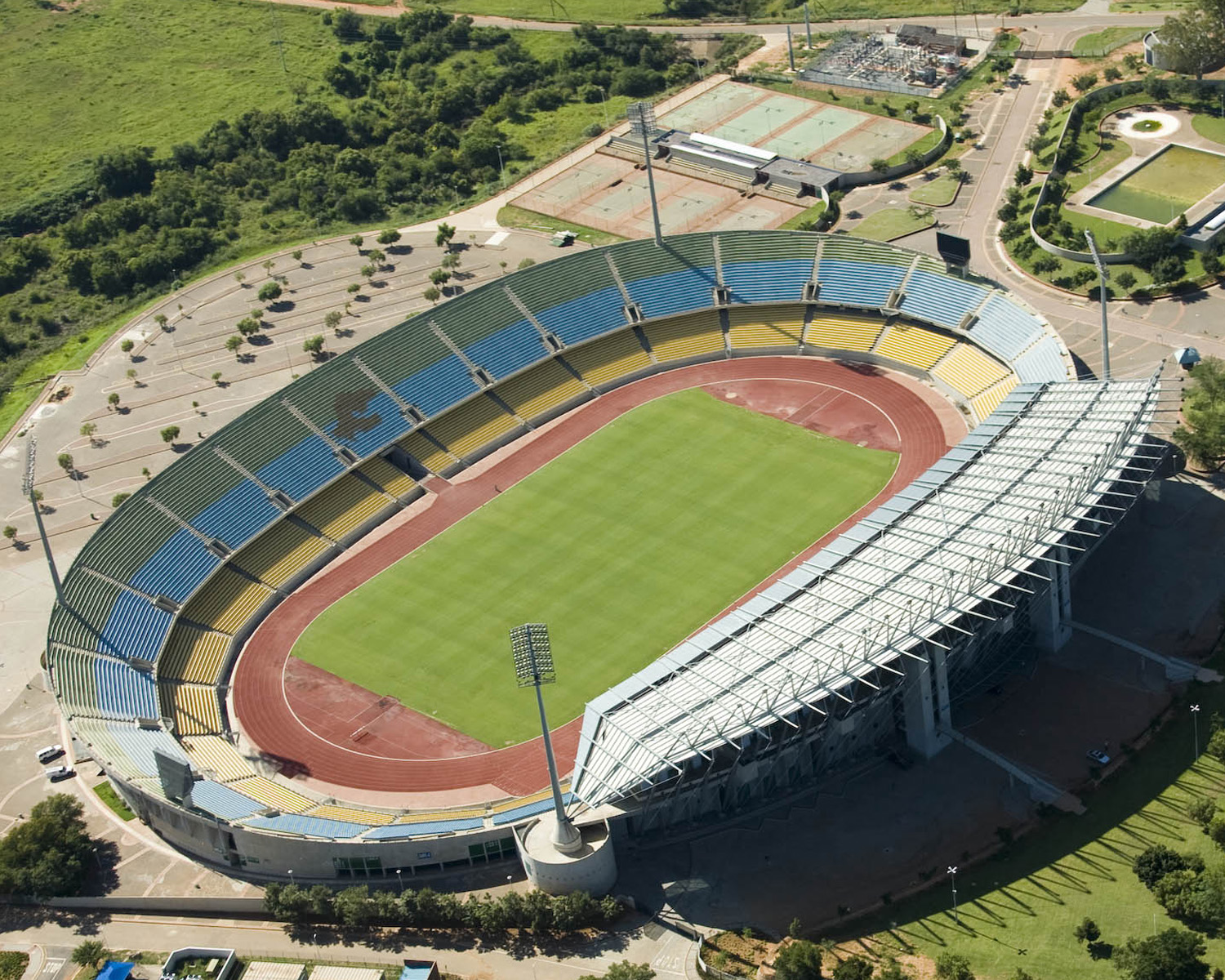 Стадион сверху. Атанасио Хирардот (стадион). Футбольный стадионы Марокко. Шахрисабзский стадион. Стадион в Африке.