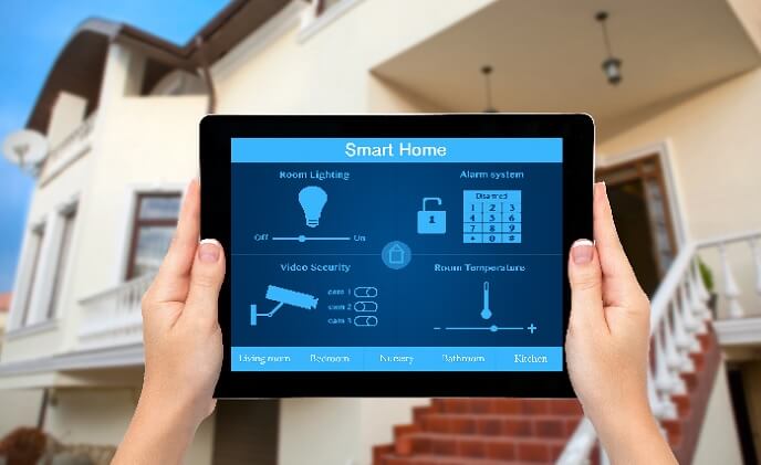 Honeywell Lyric Controller home security system compatible with Apple HomeKit