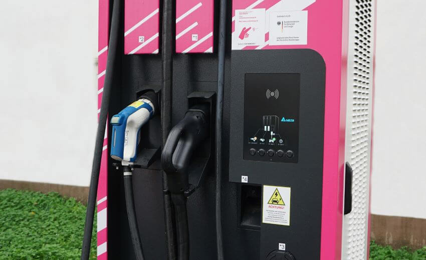 CLIQ access control simplifies the management of technicians for a network of electric vehicles charging stations