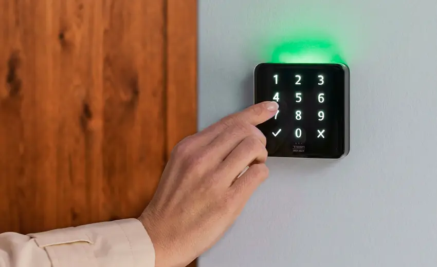 The new SMARTair i-reader offers security managers PIN, card, mobile key, and 2FA access control in one device 