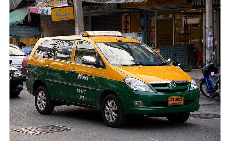 Electronic bracelets to keep convicted cabbies, tour guides out of Thai airport