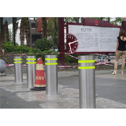 Automatic rising bollard